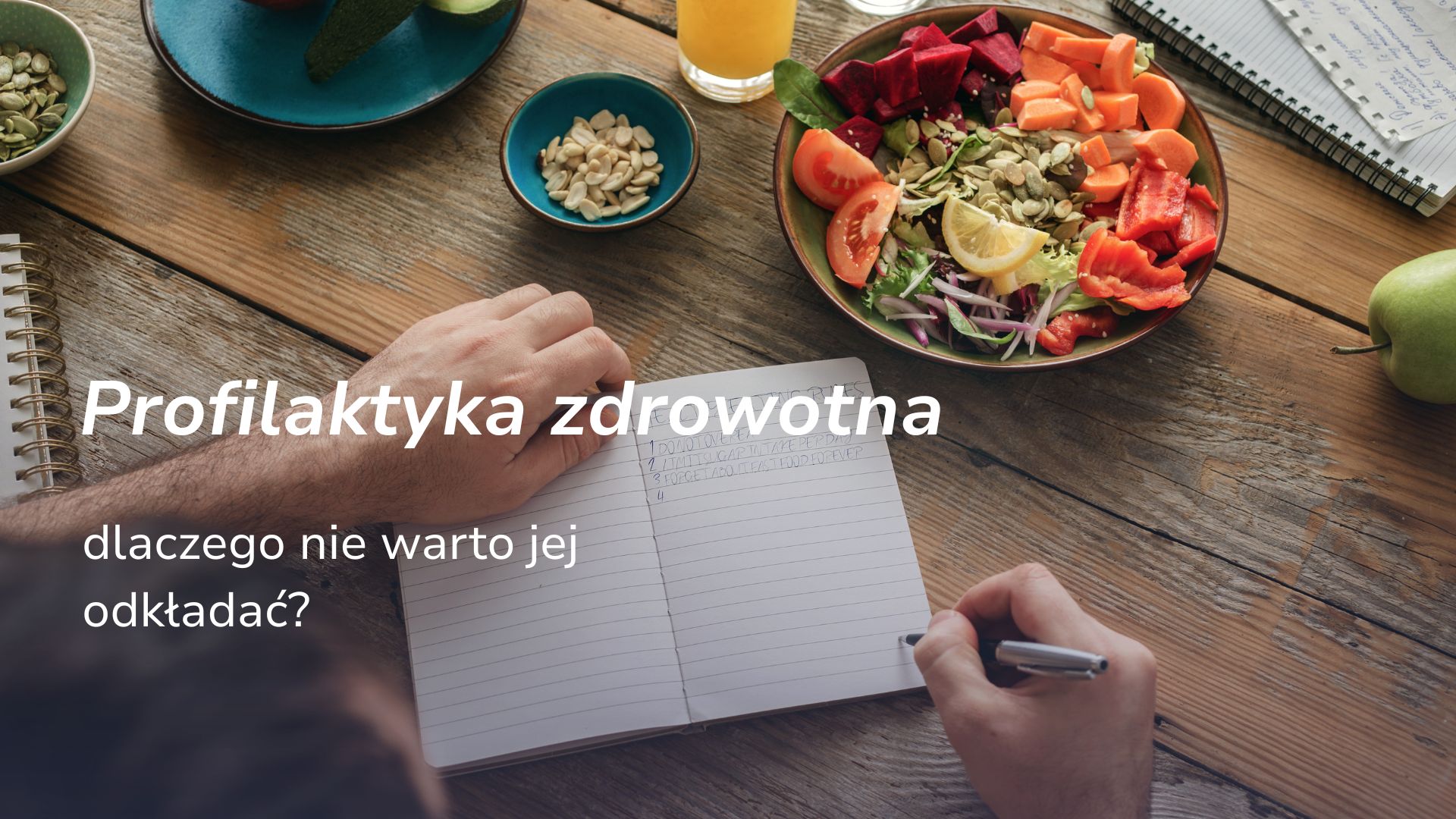 Zdrowy posiłek, notatnik i planowanie nawyków jako symbol profilaktyki zdrowotnej – grafika do artykułu o dbaniu o zdrowie